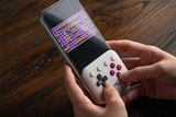 8BitDo FlipPad prináša klasické ovládanie na mobil